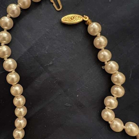 Pearls (faux), 24”, individually knotted - Picture 8 of 11